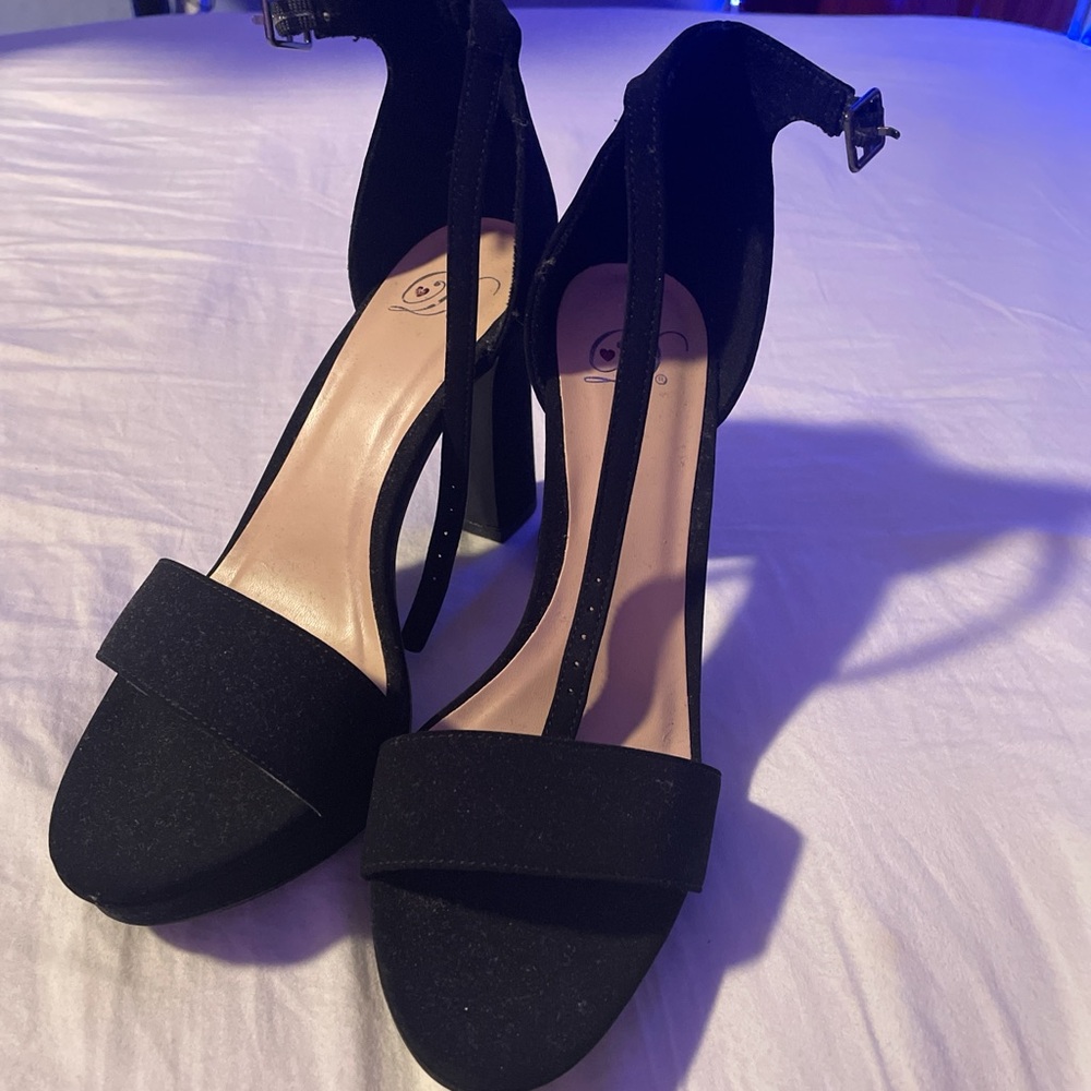 Black comfy heels with wide heel